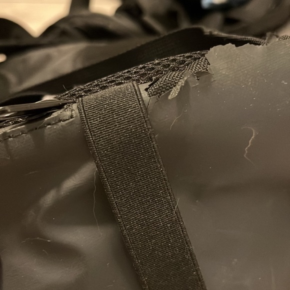 Bench black backpack with yellow waterproof cover built in - Picture 12 of 12